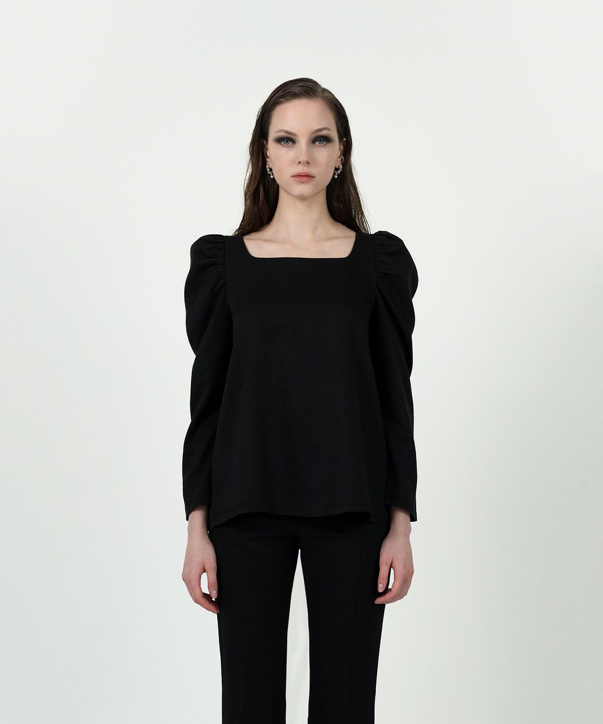 레트흐드레뚜왈(LETTRE DE LE TOILE) Talia gathered-shoulder blouse (Black)