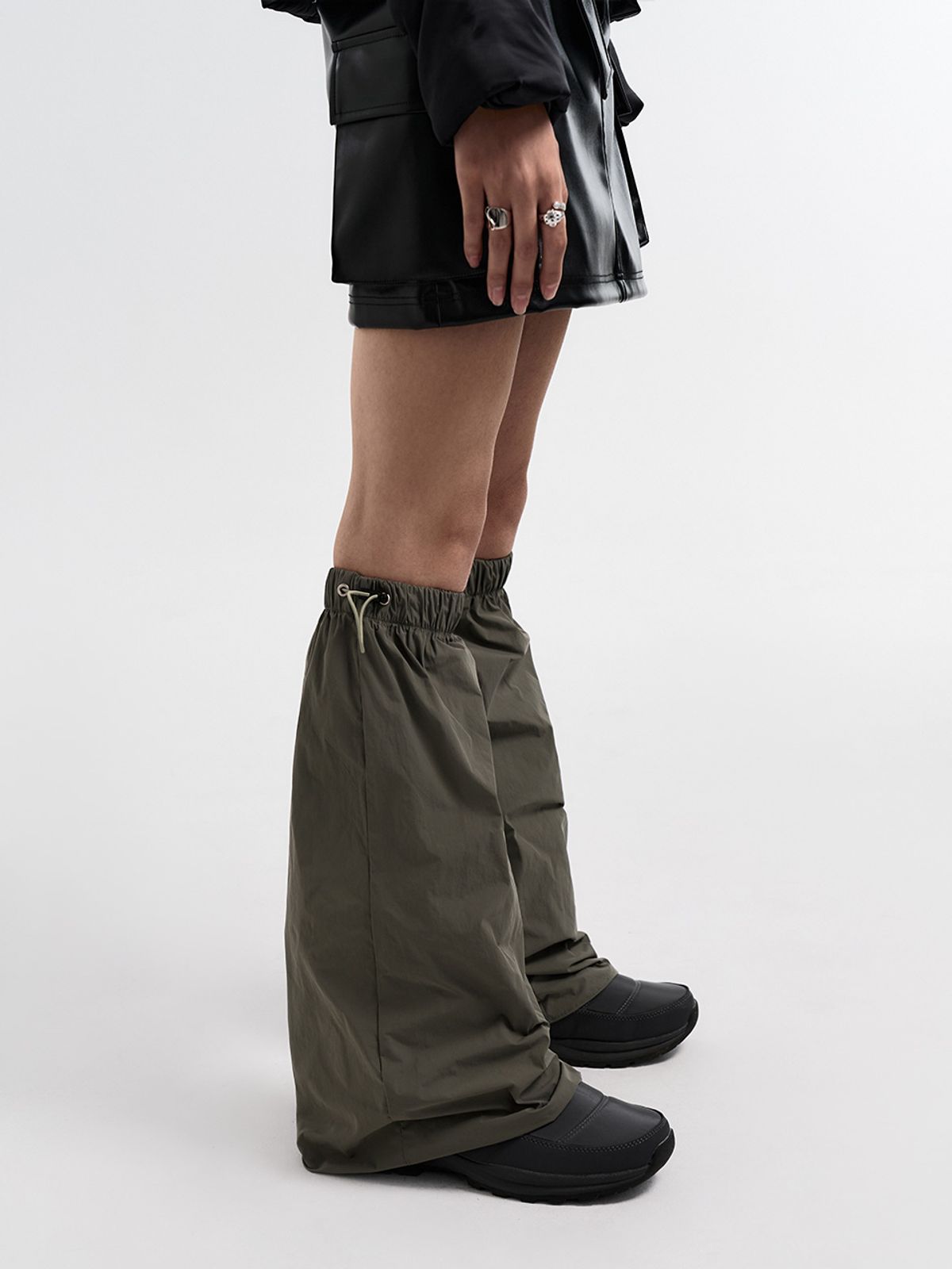 와이이이엘(YEEL) STRING LEG WARMER KHAKI