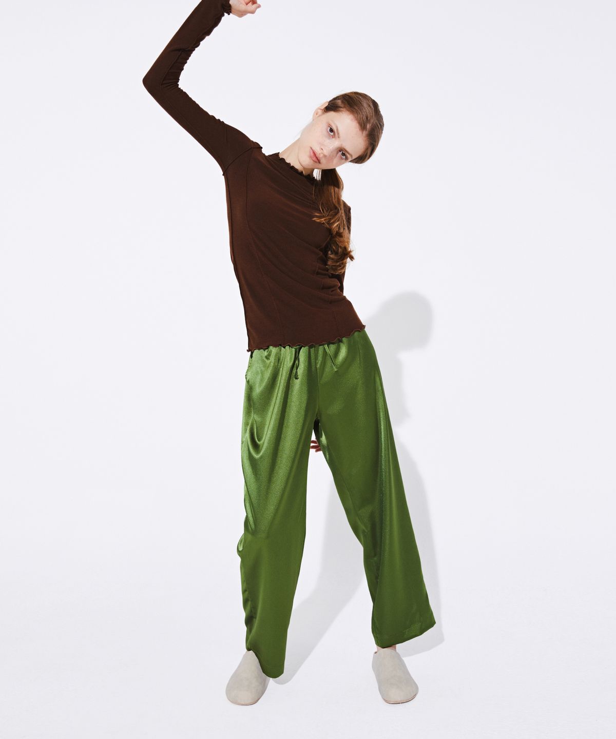 꾸아페(QUAFE) GLOSSY WIDE EASY PANTS_Green