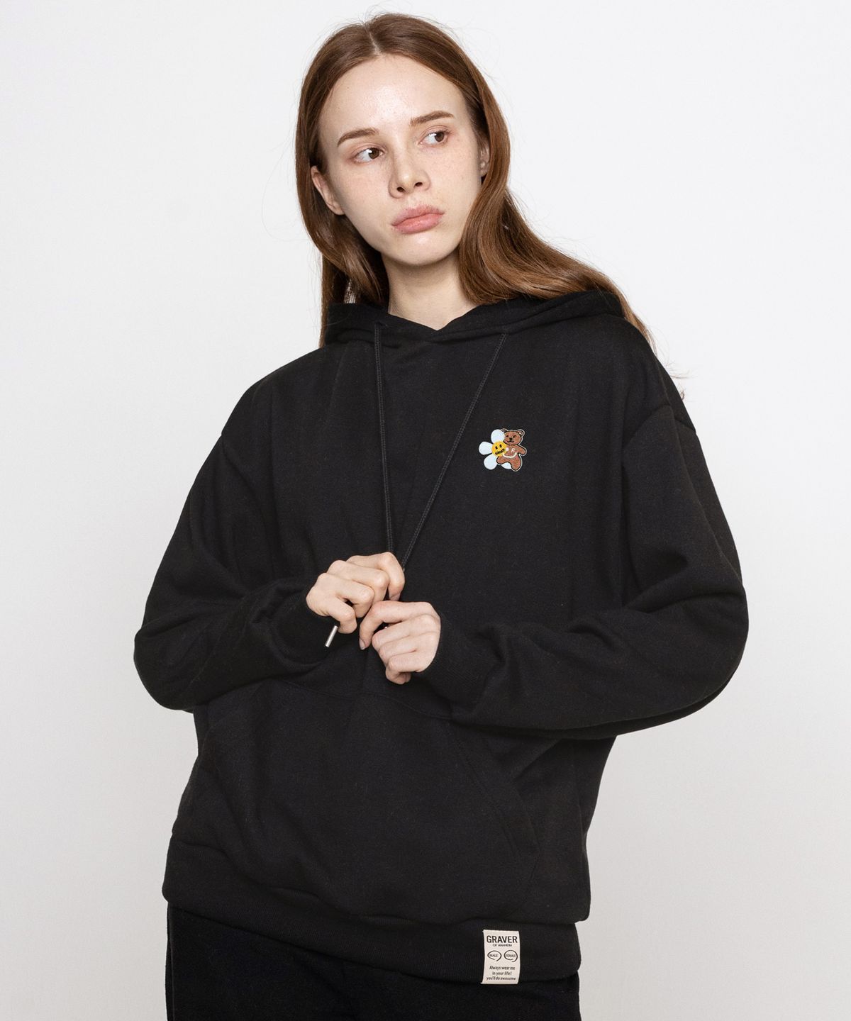 그레이버(GRAVER) [UNISEX]플라워 베어 자수 스마일 후드티_차콜