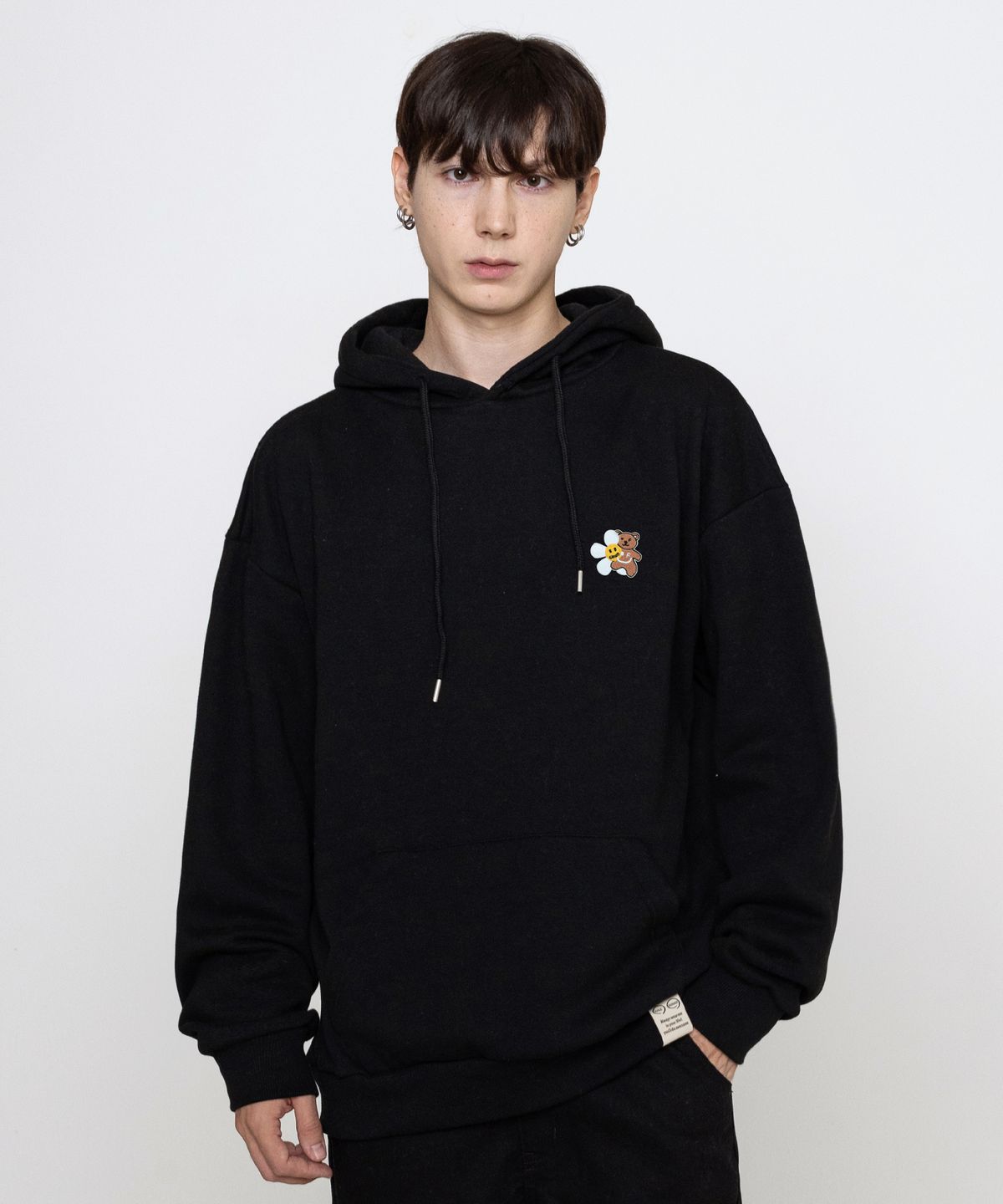 그레이버(GRAVER) [UNISEX]플라워 베어 자수 스마일 후드티_블랙