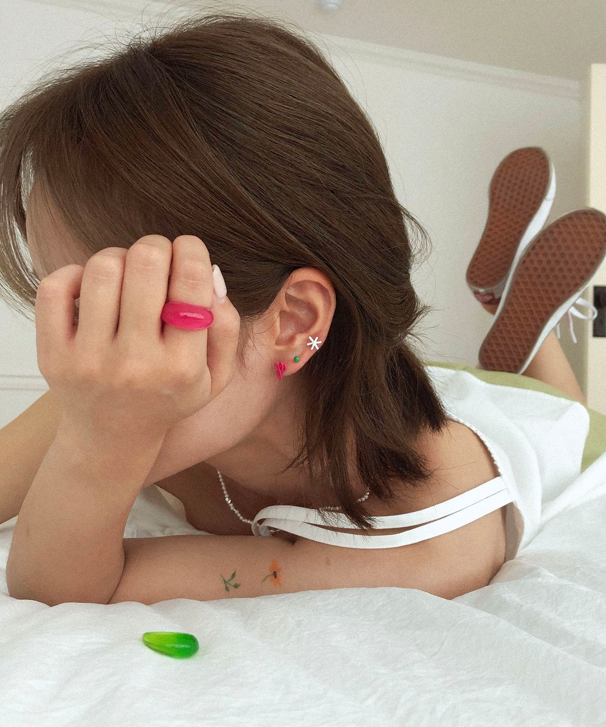 잇더즌매터(IT DOESN'T MATTER) Rainbow doodle piercing (White)