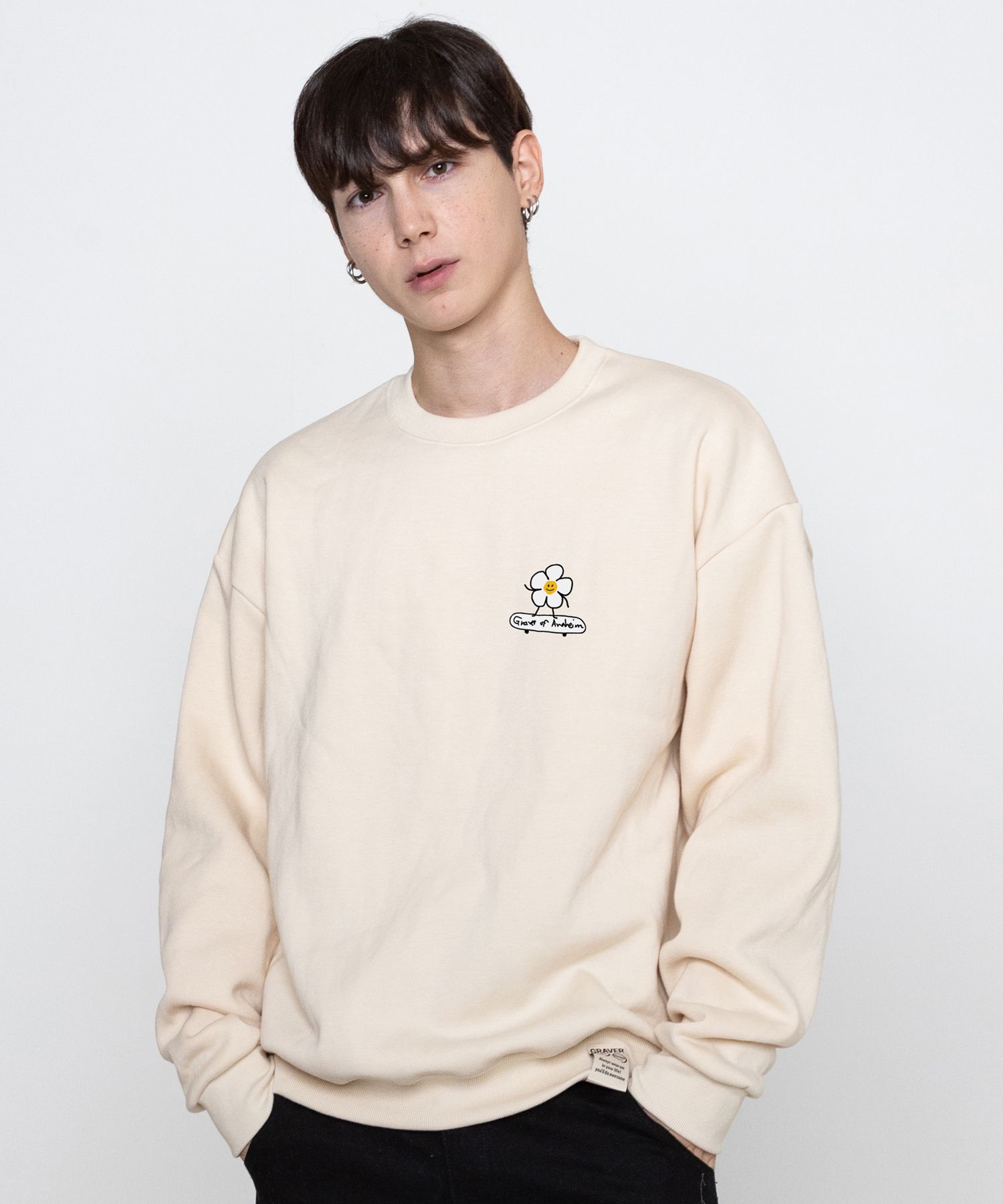 【GRAVER】24SS★ Flowerboard Embroidery Smile Sweatshirt MUSINSA | GRAVER [UNISEX] Flower Board Smile Sweatshirt_Cream