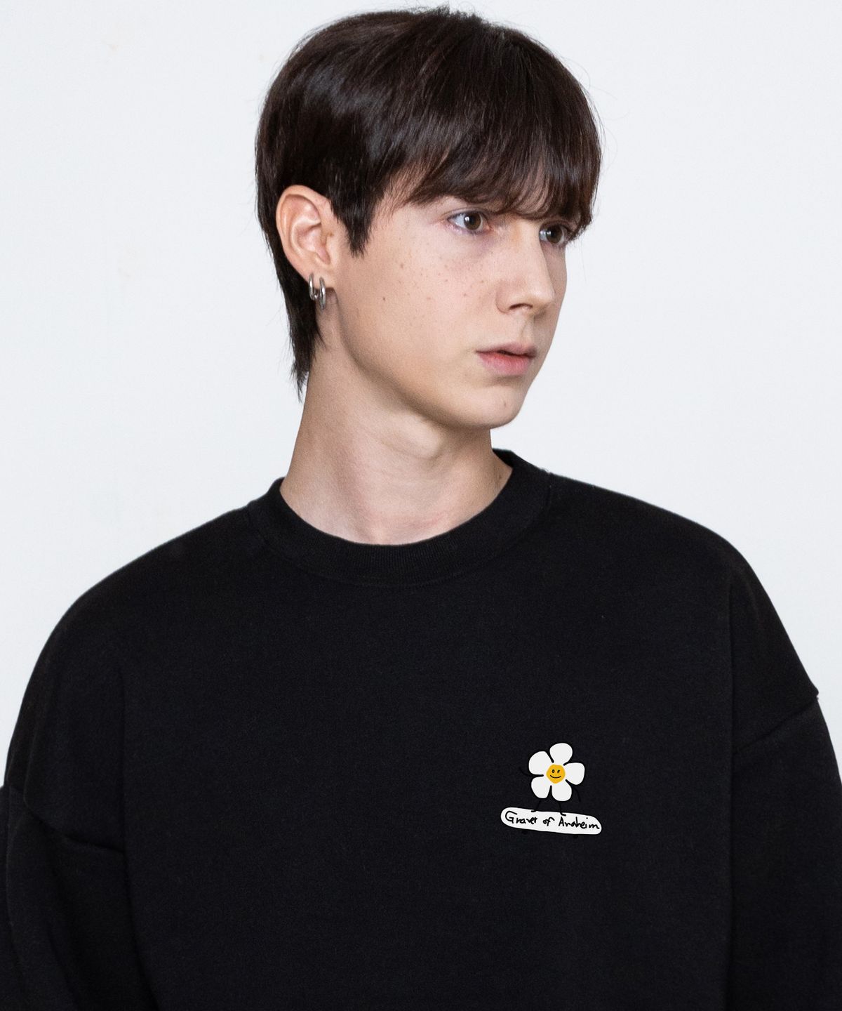 그레이버(GRAVER) [UNISEX]플라워보드 스마일 맨투맨_블랙
