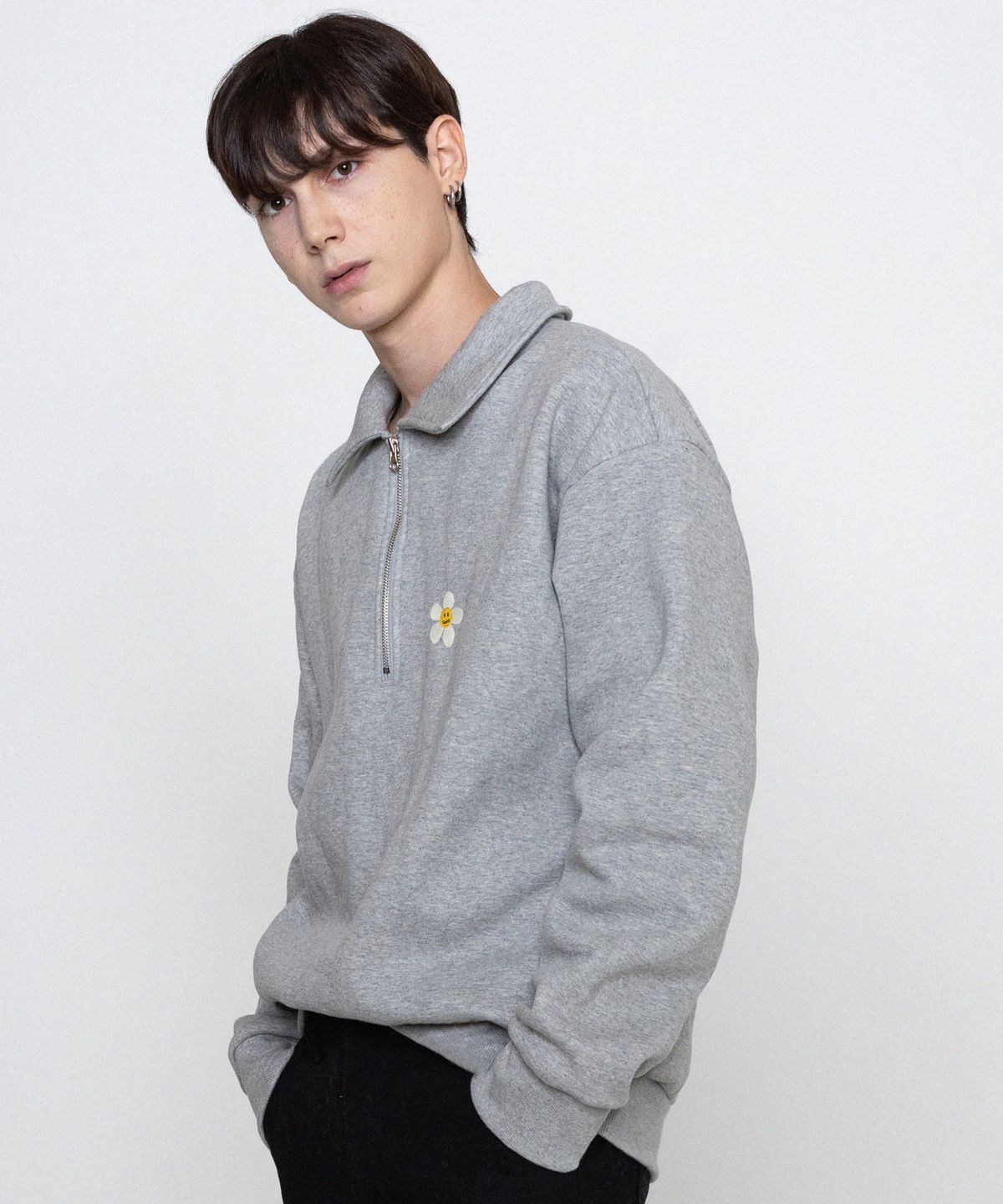 그레이버(GRAVER) [UNISEX-P]플라워도트 자수 카라 하프집업 맨투맨_그레이