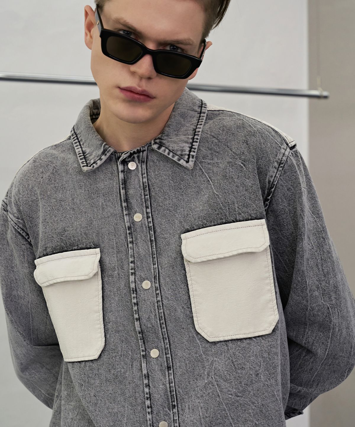 디메이든(DEMADEN) OVERSIZED LEATHER POCKET SHIRT JACKET WHITE