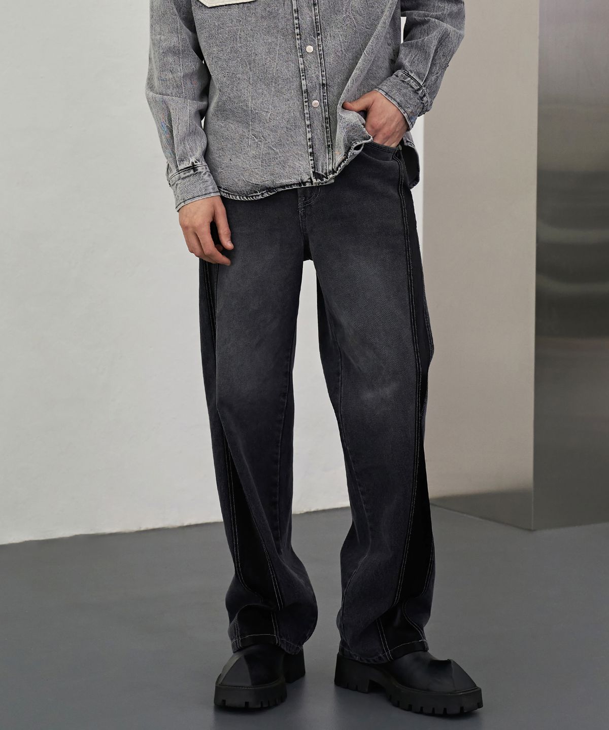 디메이든(DEMADEN) SIDE LEATHER LINE WIDE PANTS BLACK