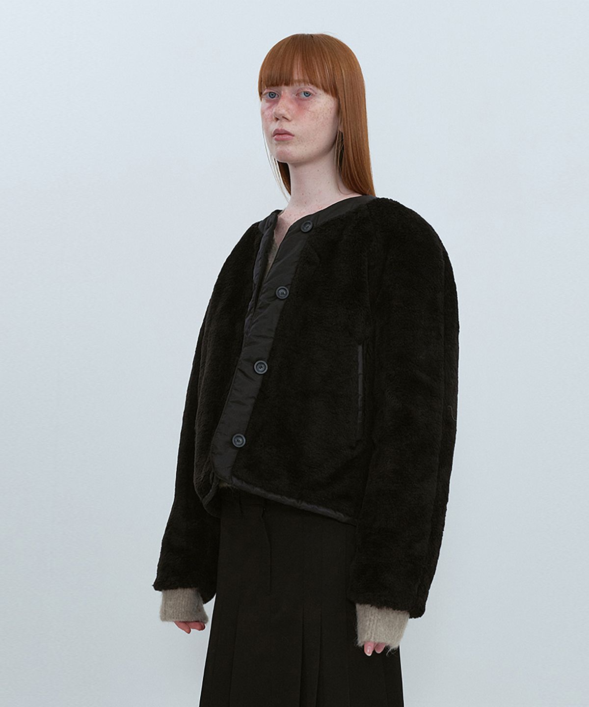 아위(AHWE) Reversible Crop Fur Jacket_BLACK