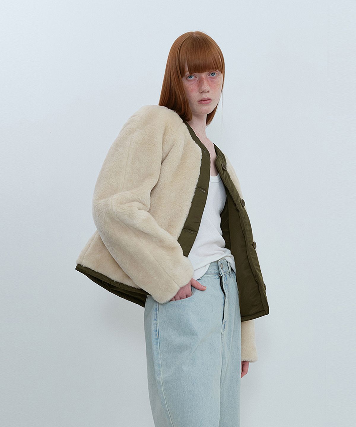 아위(AHWE) Reversible Crop Fur Jacket_IVORY