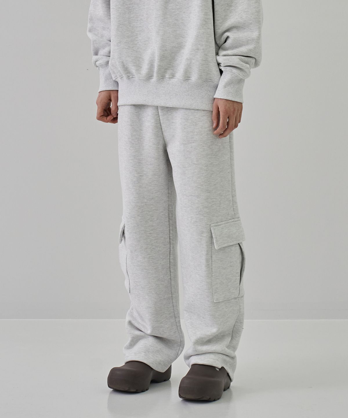 디메이든(DEMADEN) DEMD SIDE POCKET CARGO WIDE SWEAT PANTS GRAY