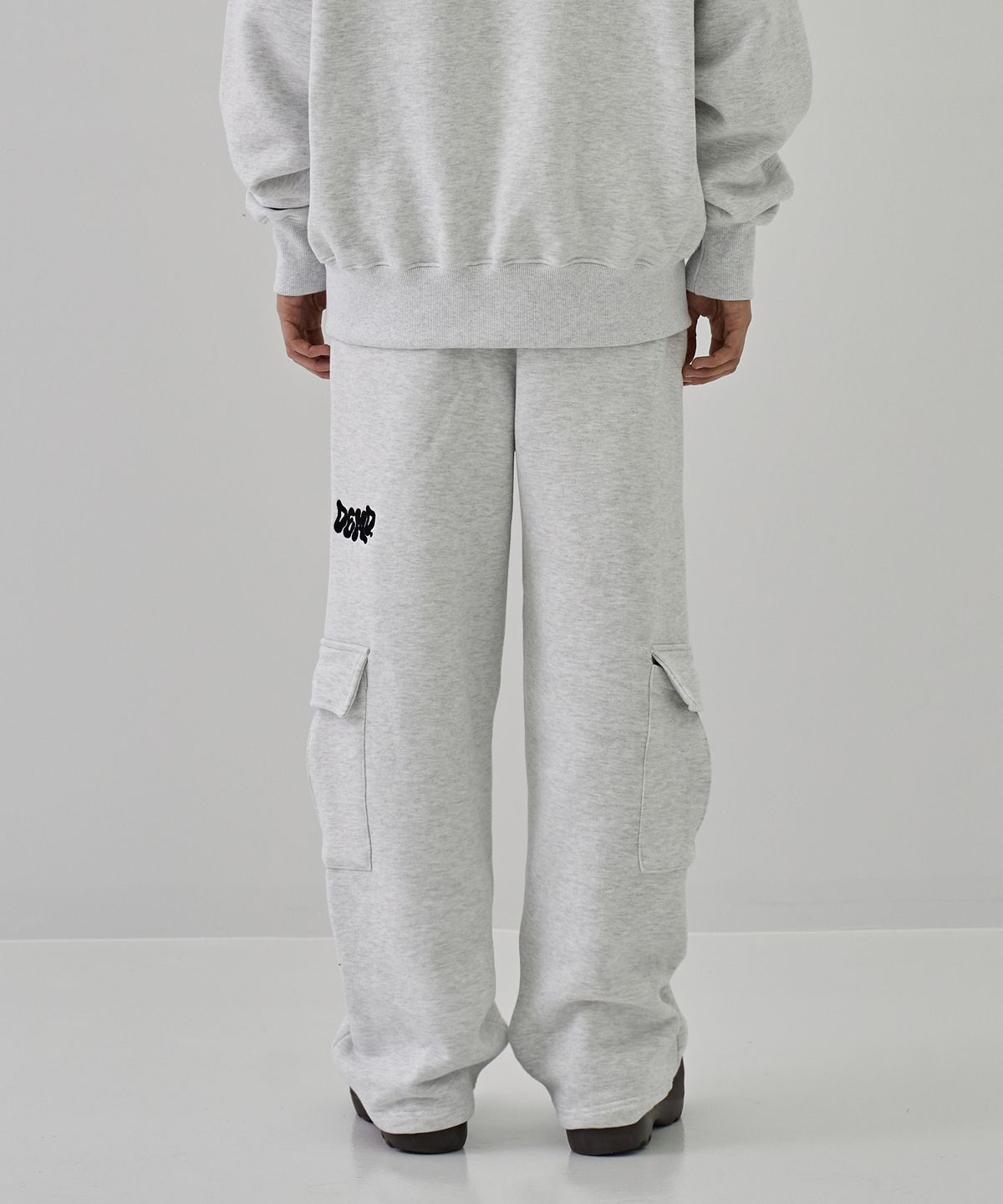 디메이든(DEMADEN) DEMD SIDE POCKET CARGO WIDE SWEAT PANTS GRAY