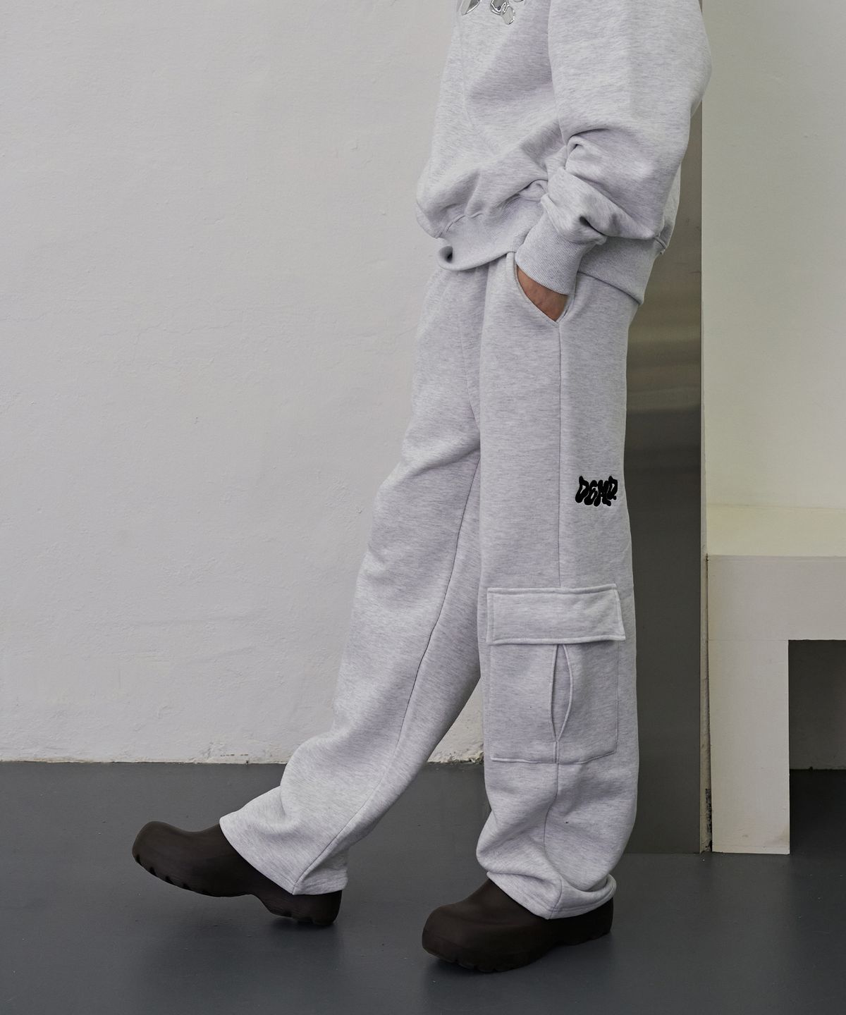 디메이든(DEMADEN) DEMD SIDE POCKET CARGO WIDE SWEAT PANTS GRAY
