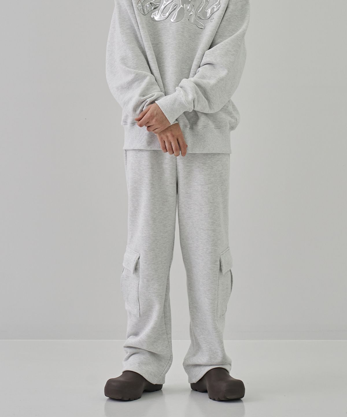 디메이든(DEMADEN) DEMD SIDE POCKET CARGO WIDE SWEAT PANTS GRAY