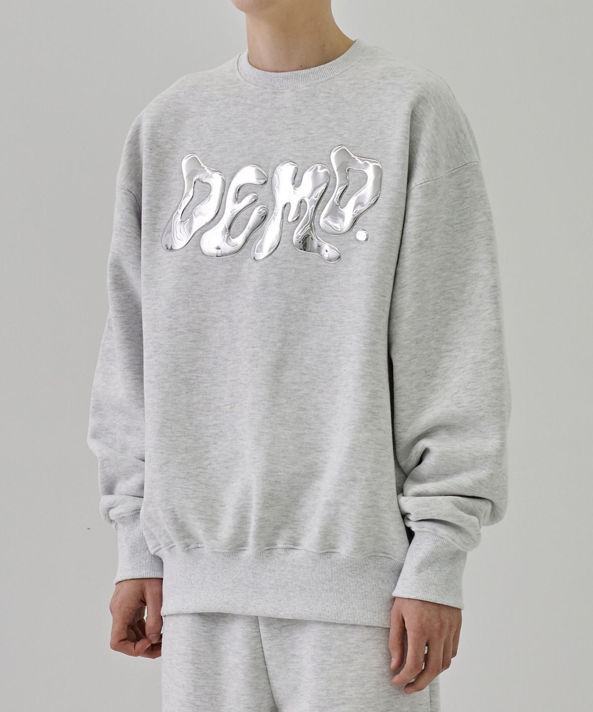 디메이든(DEMADEN) DEMD METALLIC GLITCH LOGO OVERSIZED SWEATSHIRT GRAY