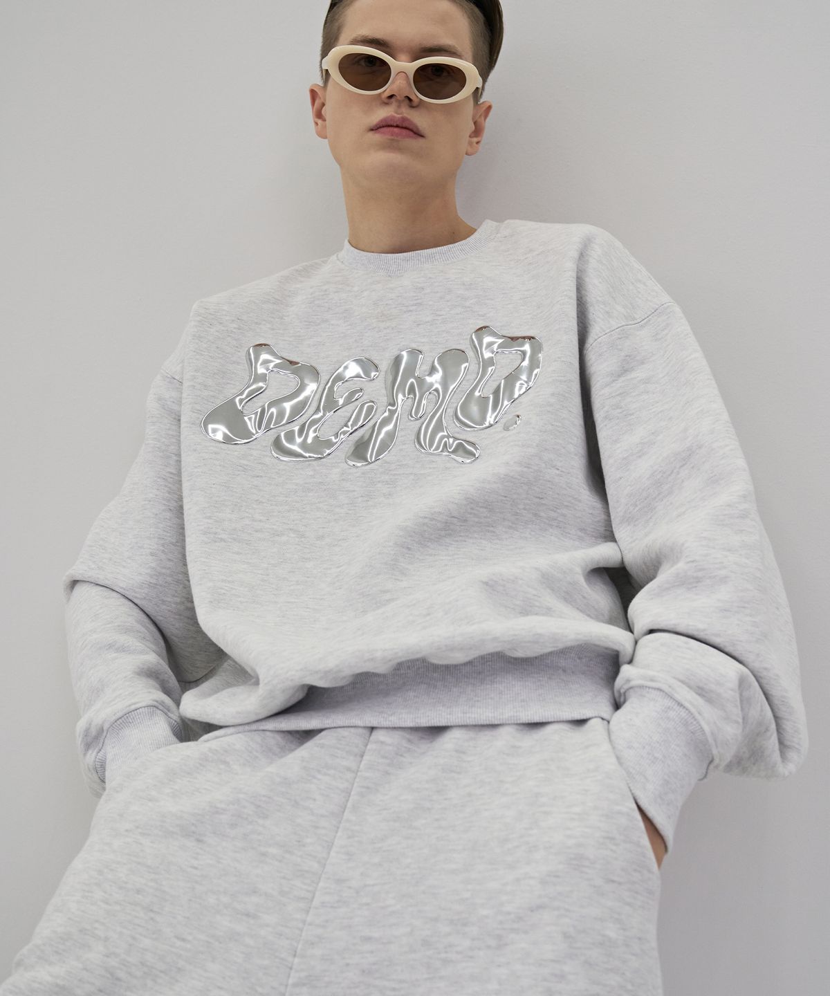 디메이든(DEMADEN) DEMD METALLIC GLITCH LOGO OVERSIZED SWEATSHIRT GRAY