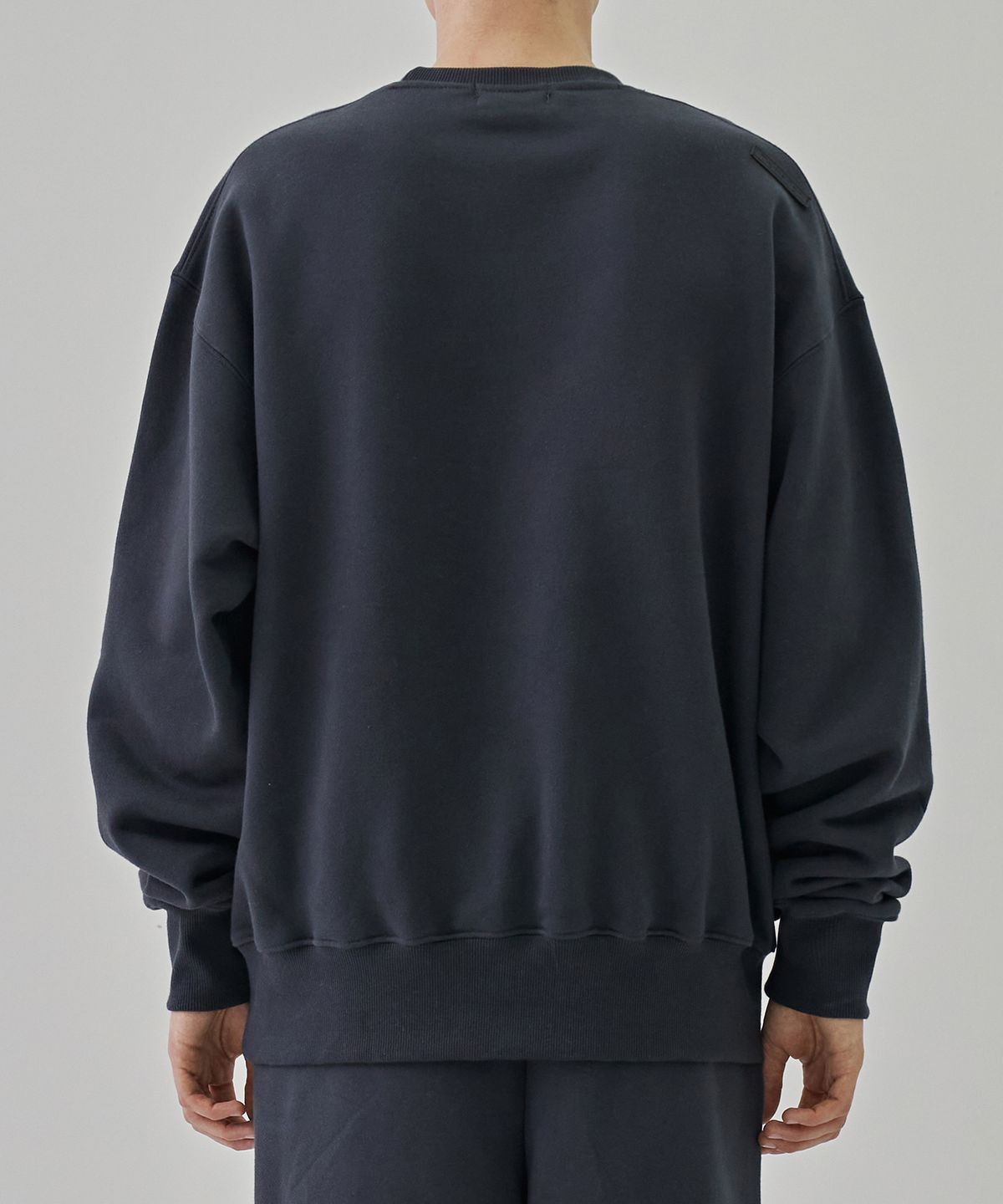 디메이든(DEMADEN) DEMD METALLIC GLITCH LOGO OVERSIZED SWEATSHIRT CHARCOAL