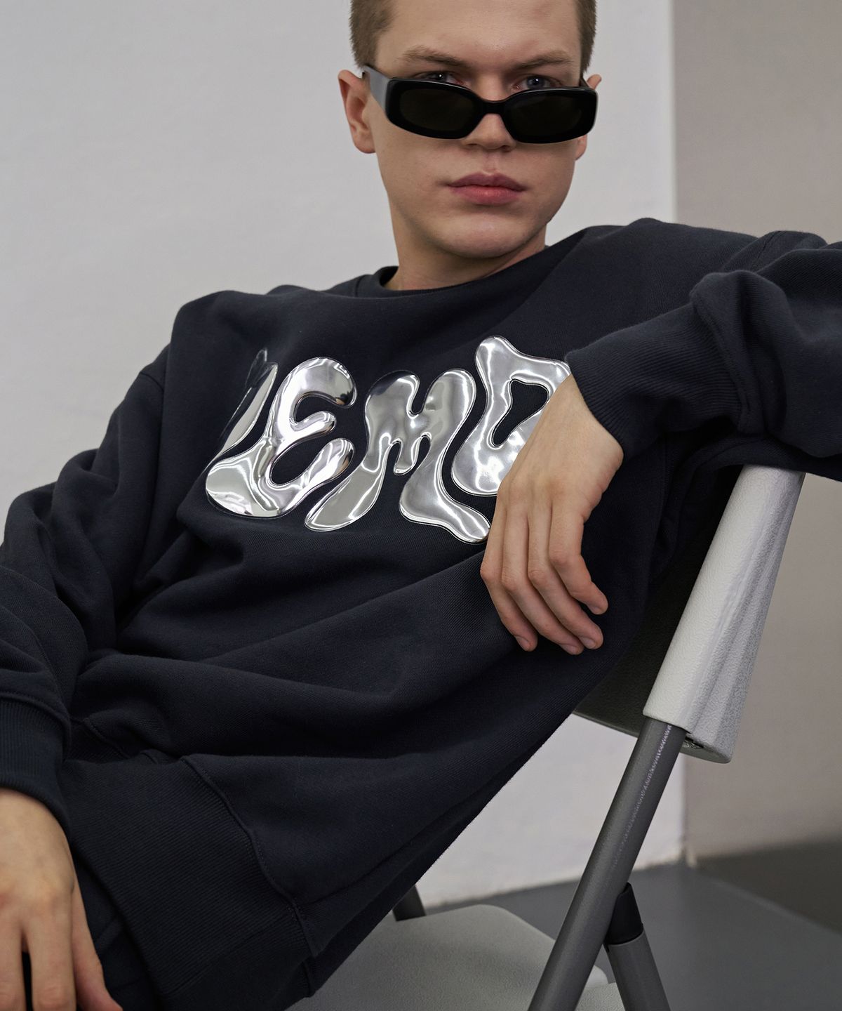 디메이든(DEMADEN) DEMD METALLIC GLITCH LOGO OVERSIZED SWEATSHIRT CHARCOAL