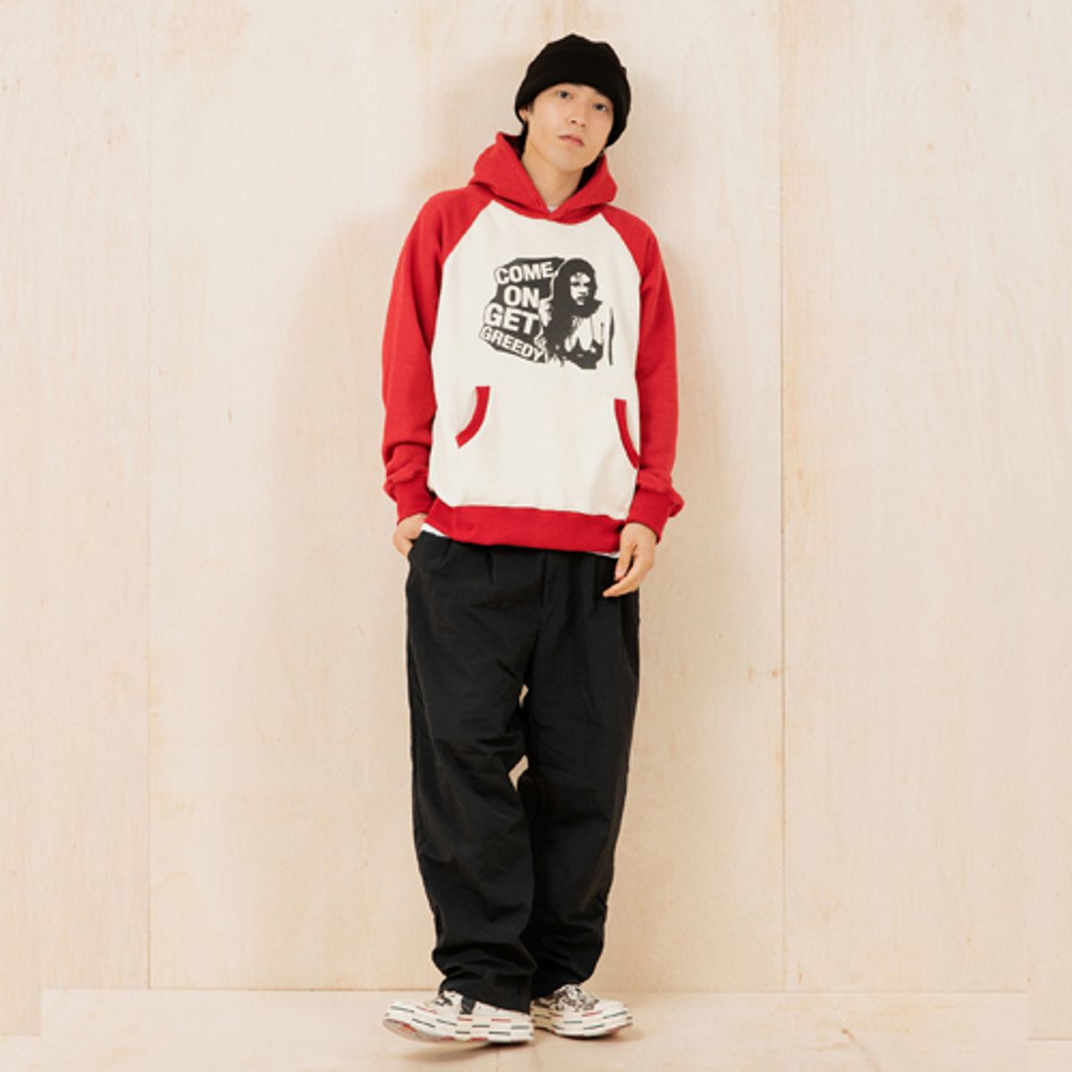크루치(KRUCHI) GREEDY RAGLAN HOODIE (RED BEIGE )