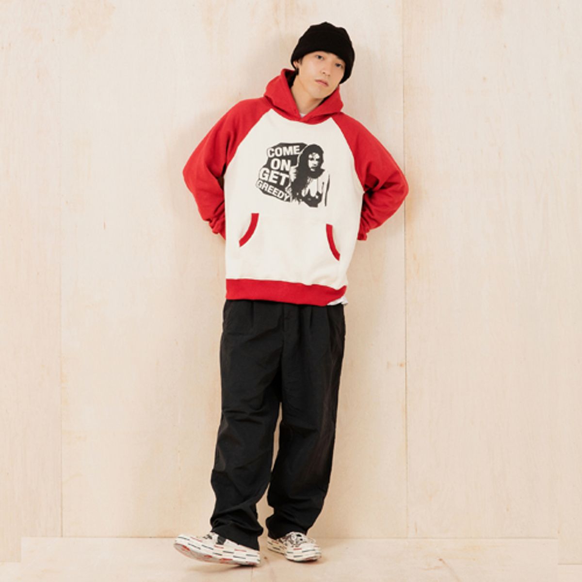 크루치(KRUCHI) GREEDY RAGLAN HOODIE (RED BEIGE )