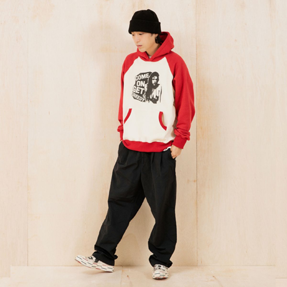 크루치(KRUCHI) GREEDY RAGLAN HOODIE (RED BEIGE )
