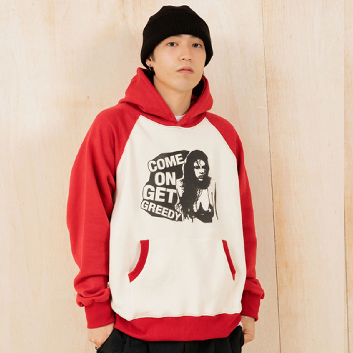 크루치(KRUCHI) GREEDY RAGLAN HOODIE (RED BEIGE )
