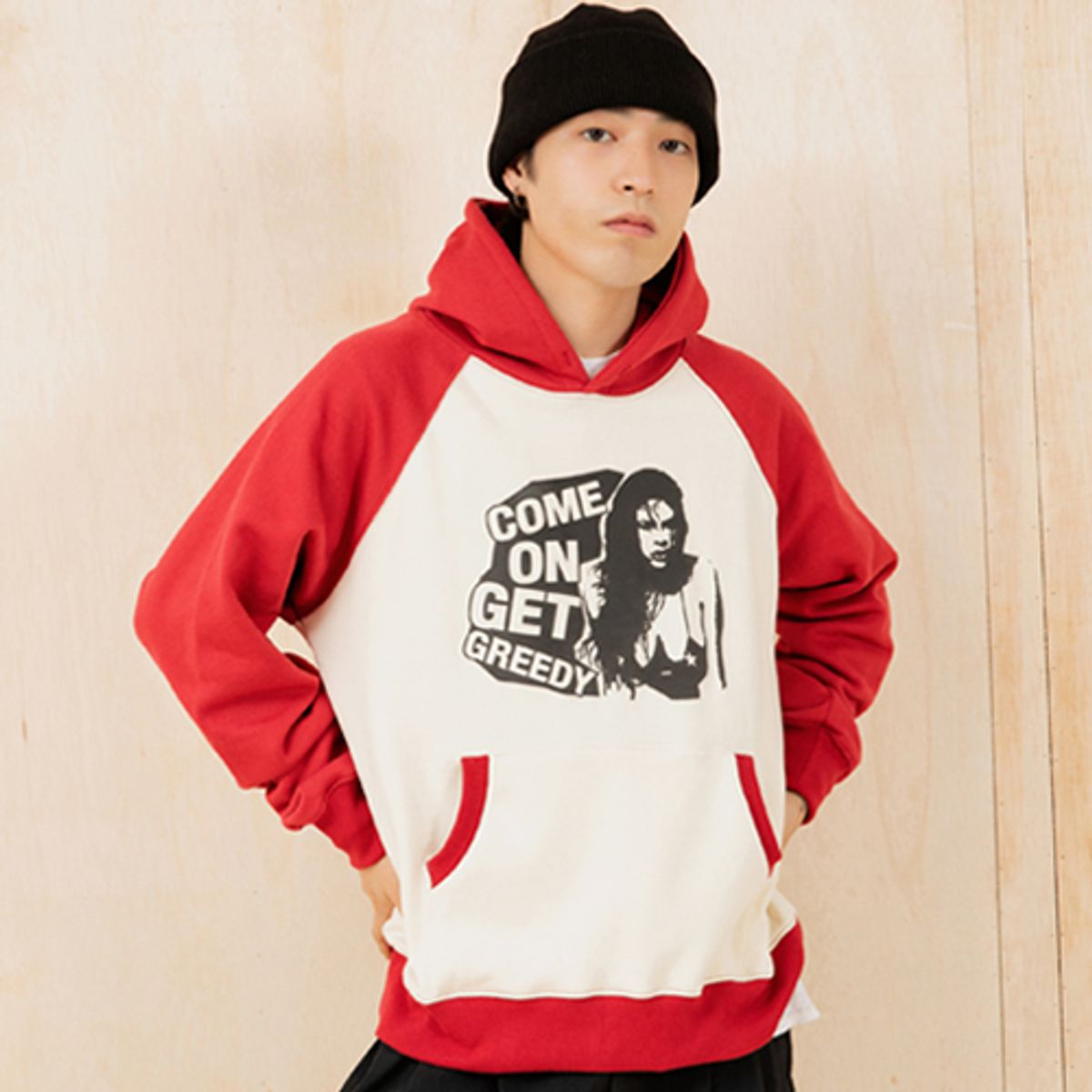 크루치(KRUCHI) GREEDY RAGLAN HOODIE (RED BEIGE )