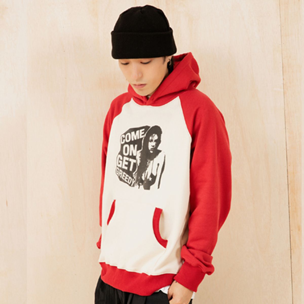 크루치(KRUCHI) GREEDY RAGLAN HOODIE (RED BEIGE )