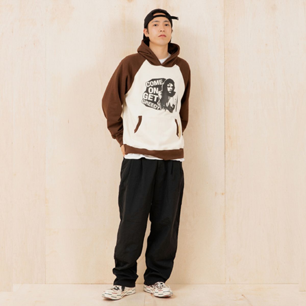 크루치(KRUCHI) GREEDY RAGLAN HOODIE (BROWN BEIGE)