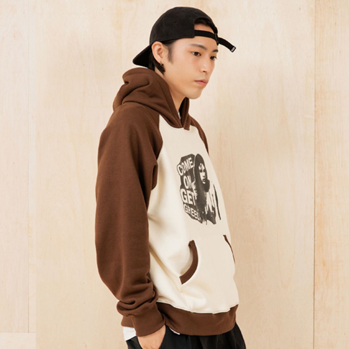 크루치(KRUCHI) GREEDY RAGLAN HOODIE (BROWN BEIGE)