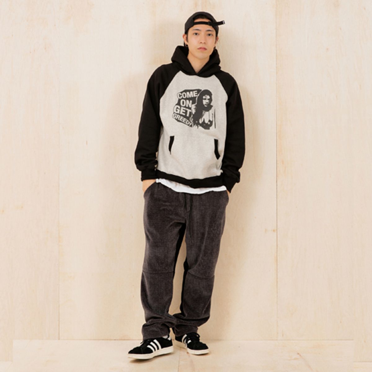 크루치(KRUCHI) GREEDY RAGLAN HOODIE (BLACK GREY)