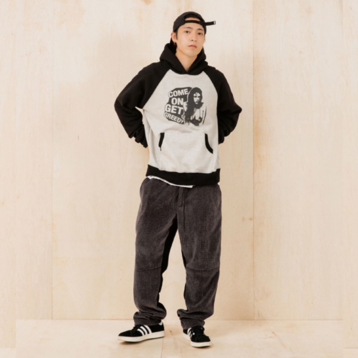 크루치(KRUCHI) GREEDY RAGLAN HOODIE (BLACK GREY)