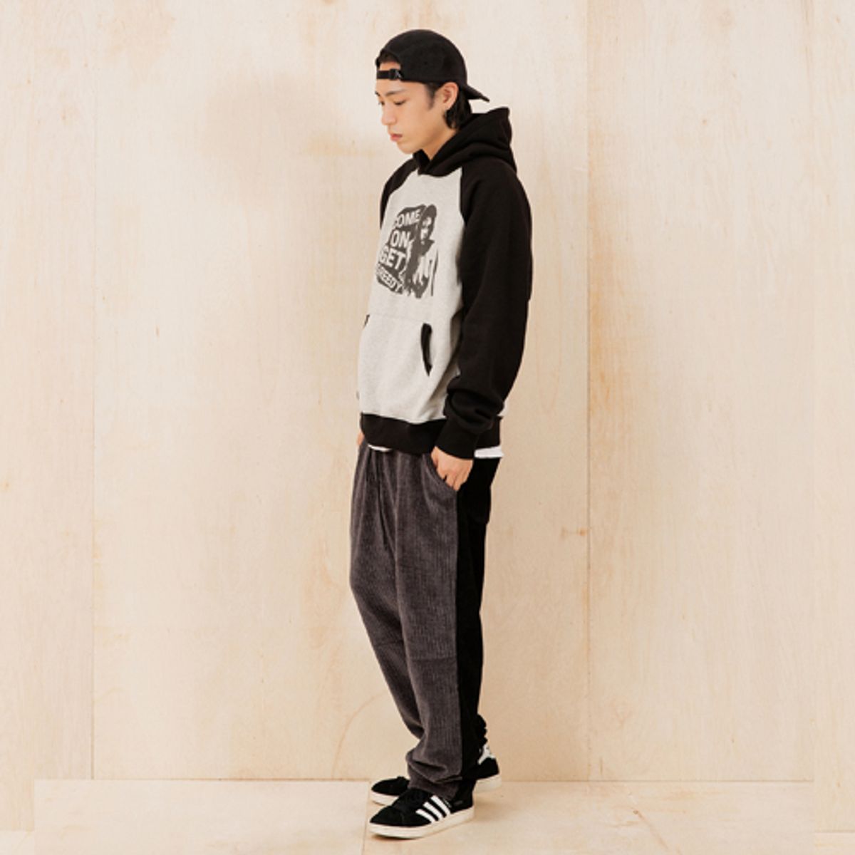 크루치(KRUCHI) GREEDY RAGLAN HOODIE (BLACK GREY)