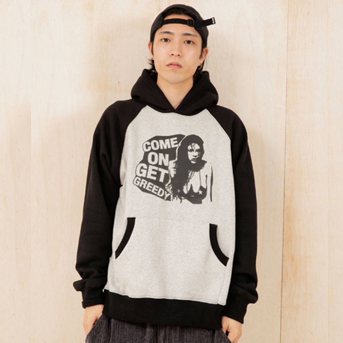 크루치(KRUCHI) GREEDY RAGLAN HOODIE (BLACK GREY)
