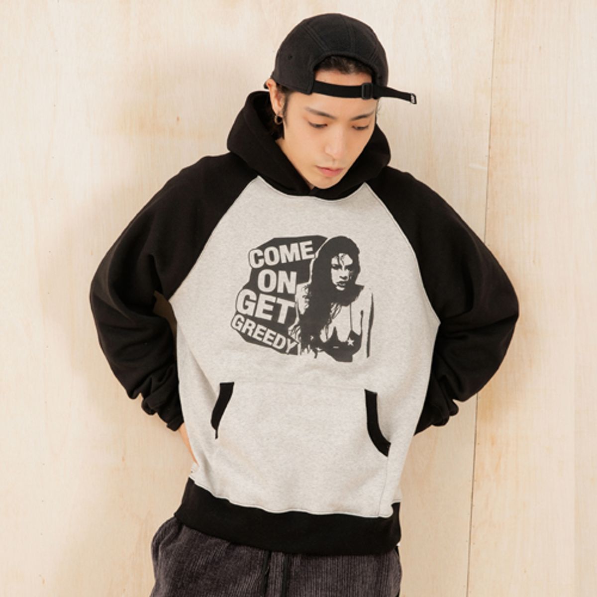 크루치(KRUCHI) GREEDY RAGLAN HOODIE (BLACK GREY)