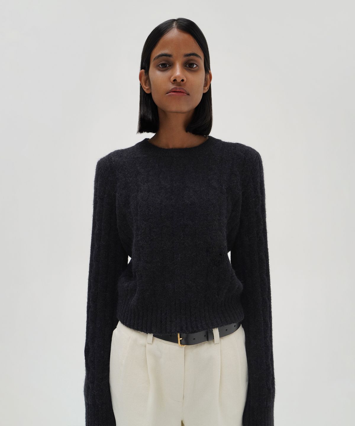 르바(LEVAR) Alpaca Cable Round Crop Knit - Charcoal
