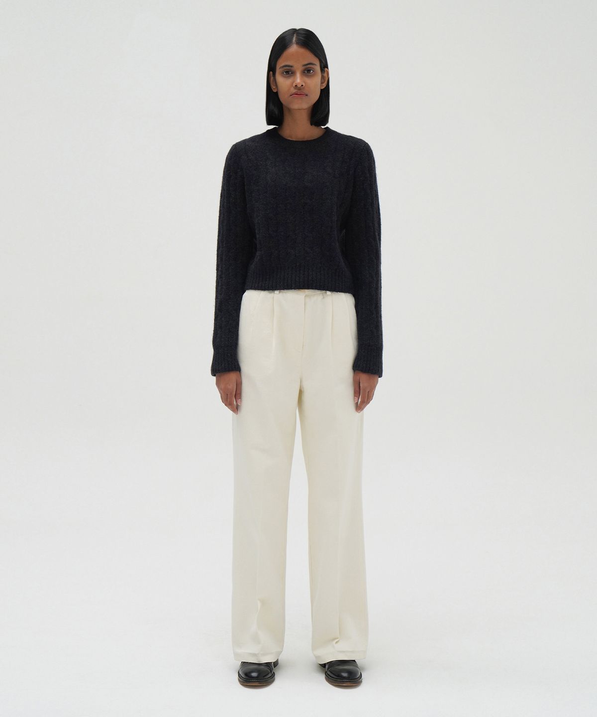 르바(LEVAR) Alpaca Cable Round Crop Knit - Charcoal