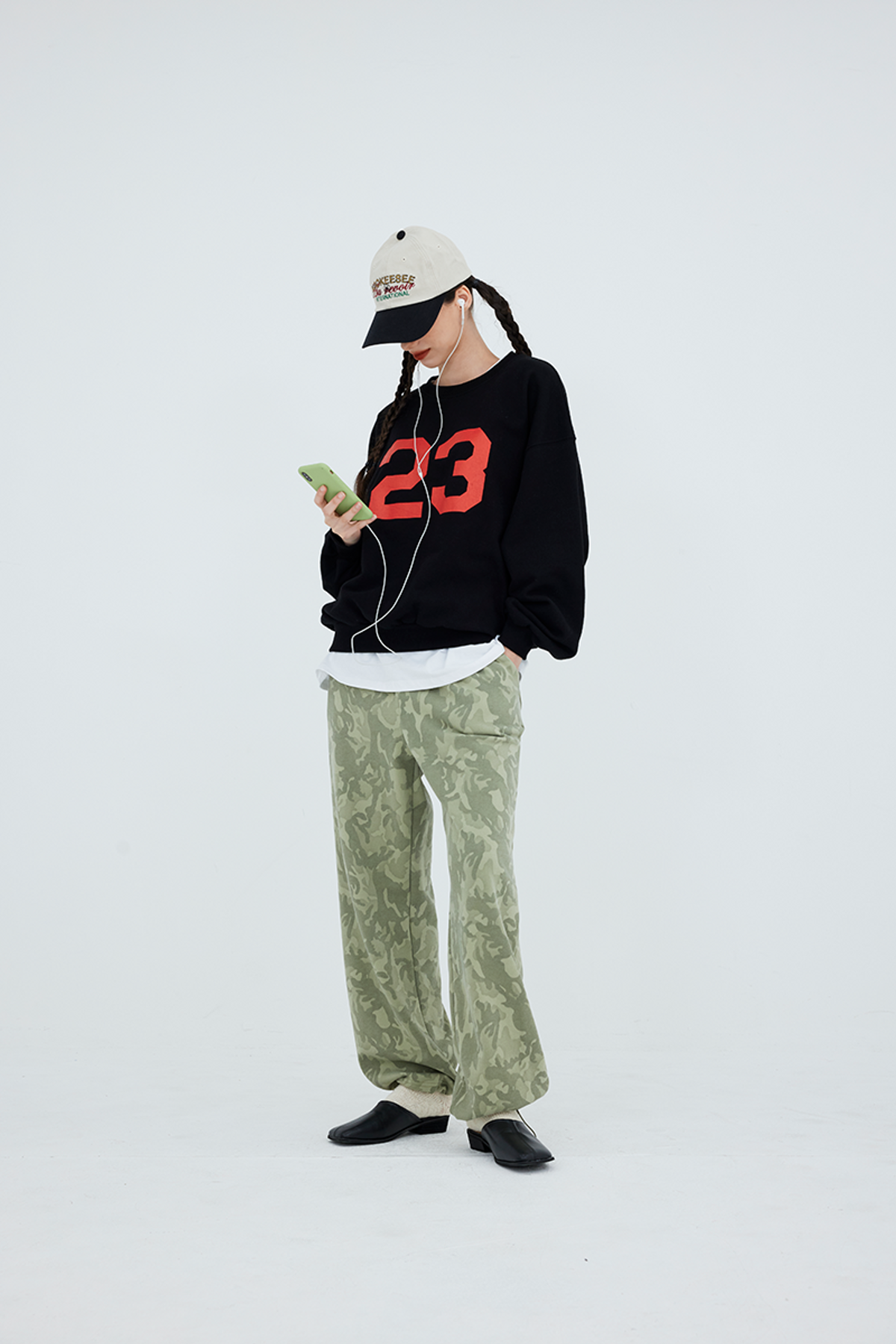쿠키시(KOOKEESEE) 23 프린팅 스웻셔츠_블랙