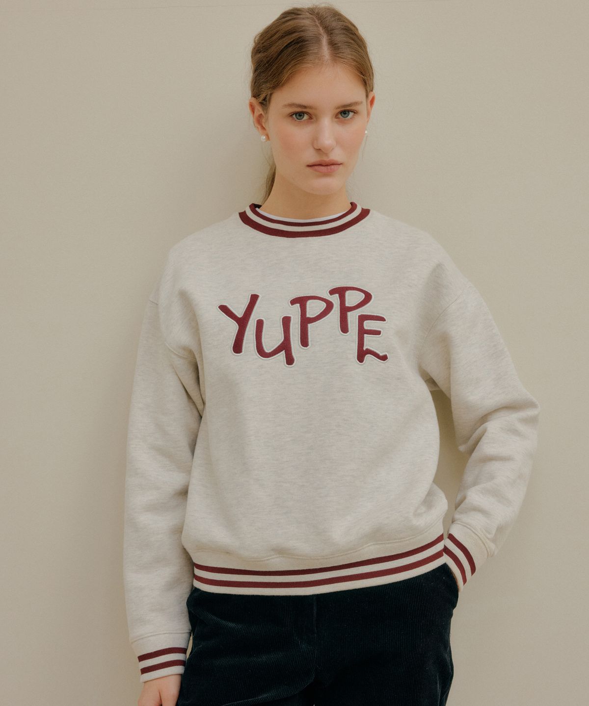 엽페(YUPPE) LETTERING SWEATSHIRT_OATMEAL