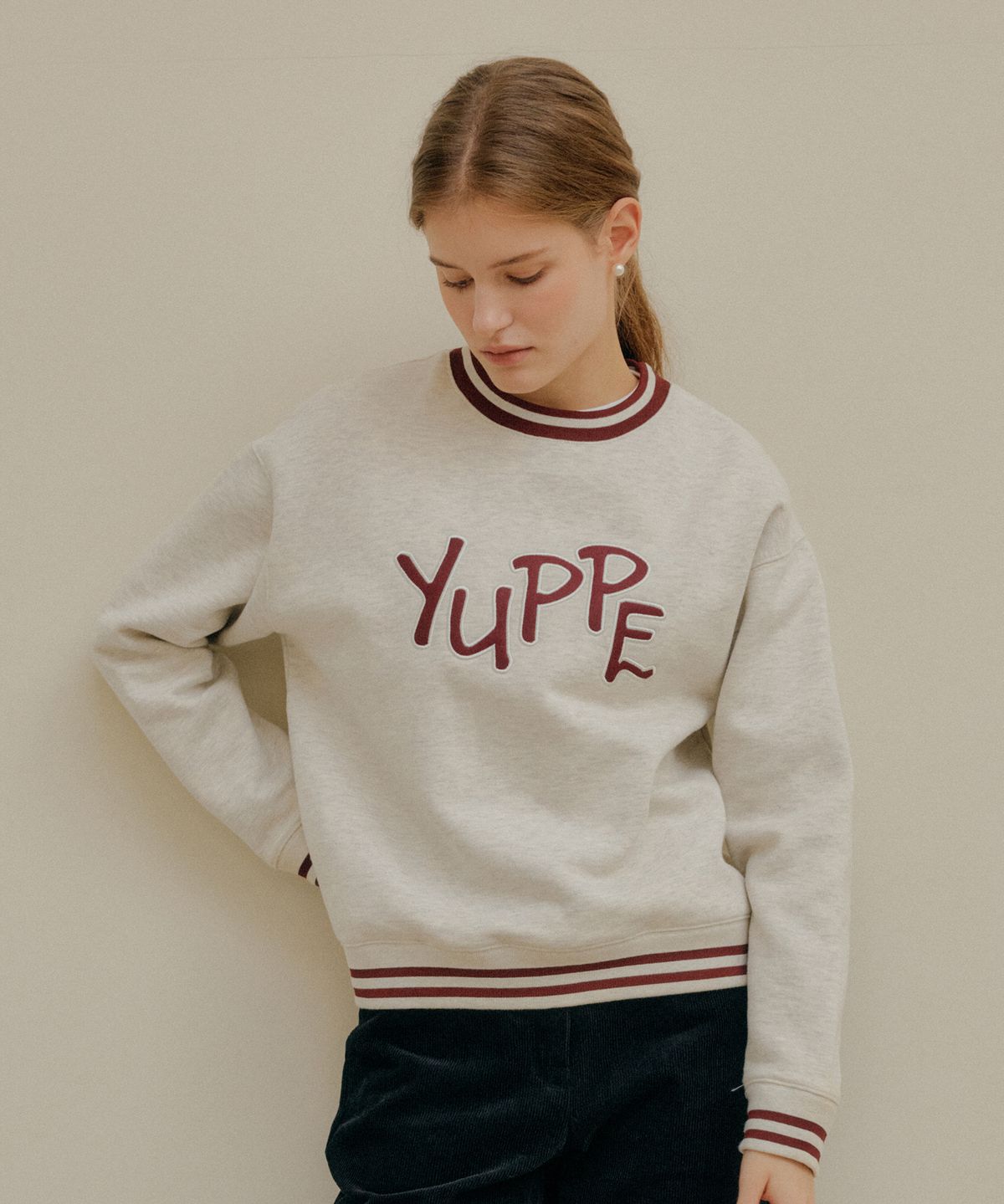 엽페(YUPPE) LETTERING SWEATSHIRT_OATMEAL