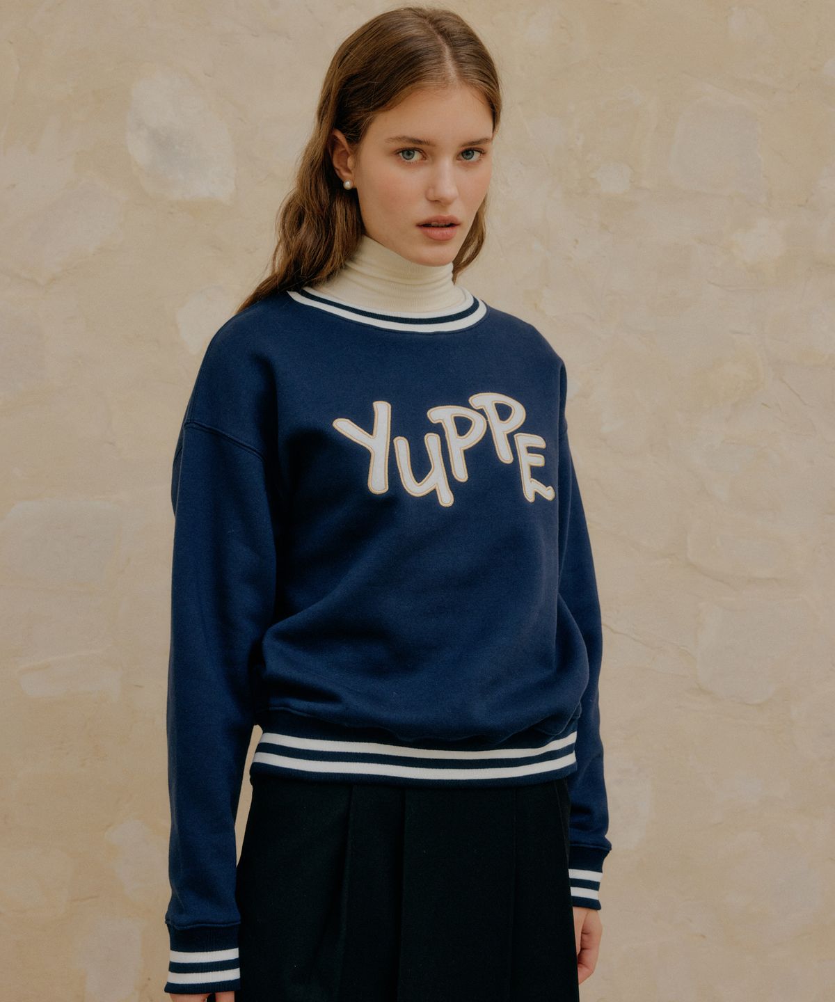 엽페(YUPPE) LETTERING SWEATSHIRT_NAVY