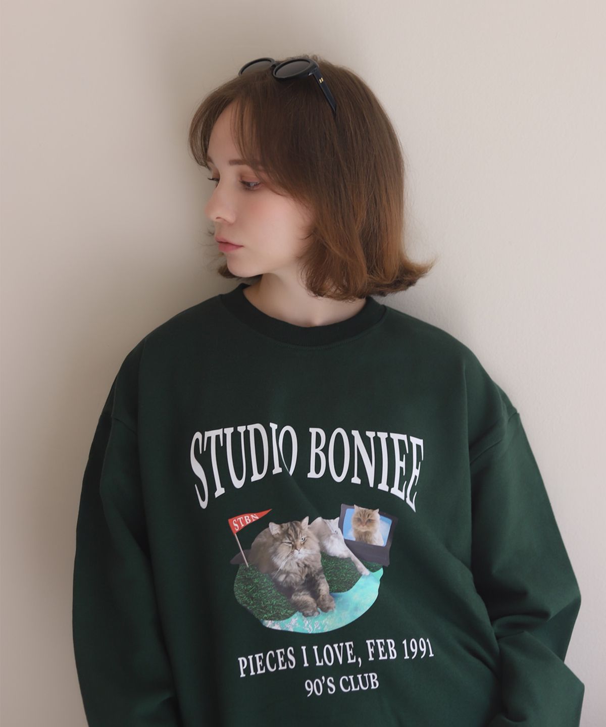 보늬(BONIEE) [기모 선택] 페르시안 친칠라 캣 콜라주(Cat Collage) 고양이 로고 그래픽 오버 맨투맨 그린