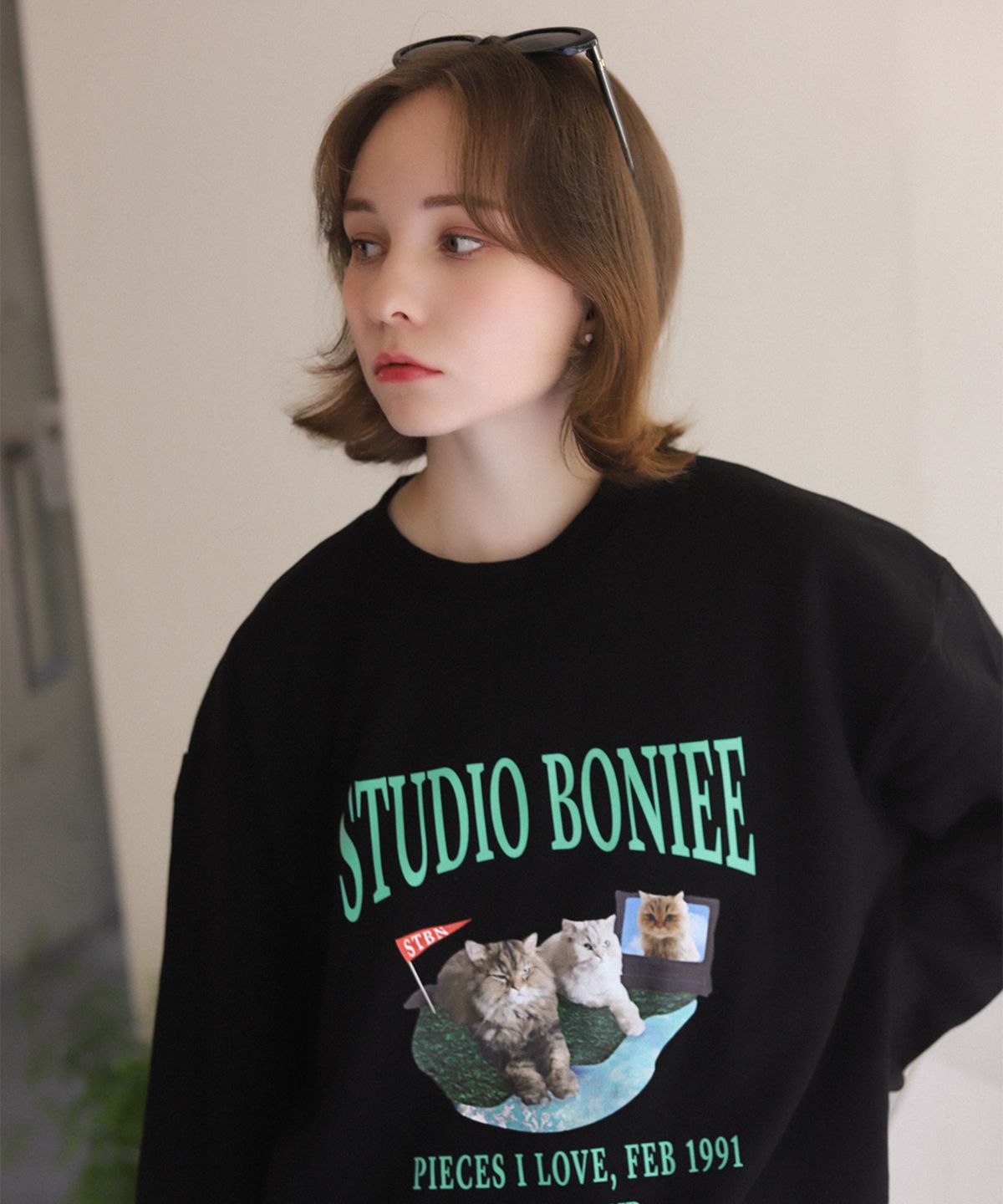 보늬(BONIEE) [기모 선택] 페르시안 친칠라 캣 콜라주(Cat Collage) 고양이 로고 그래픽 오버 맨투맨 블랙