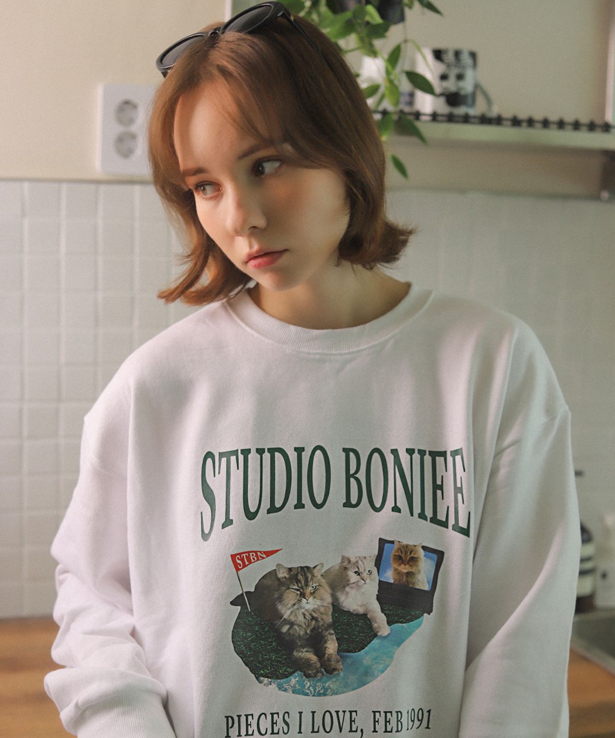 보늬(BONIEE) [기모 선택] 페르시안 친칠라 캣 콜라주(Cat Collage) 고양이 로고 그래픽 오버 맨투맨 화이트