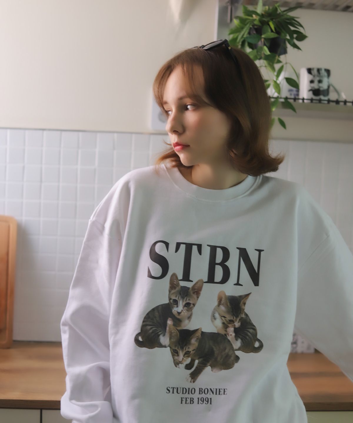 보늬(BONIEE) [기모 선택] 나무 키튼 콜라주(Kitten Collage) 고양이 로고 그래픽 오버 맨투맨 화이트