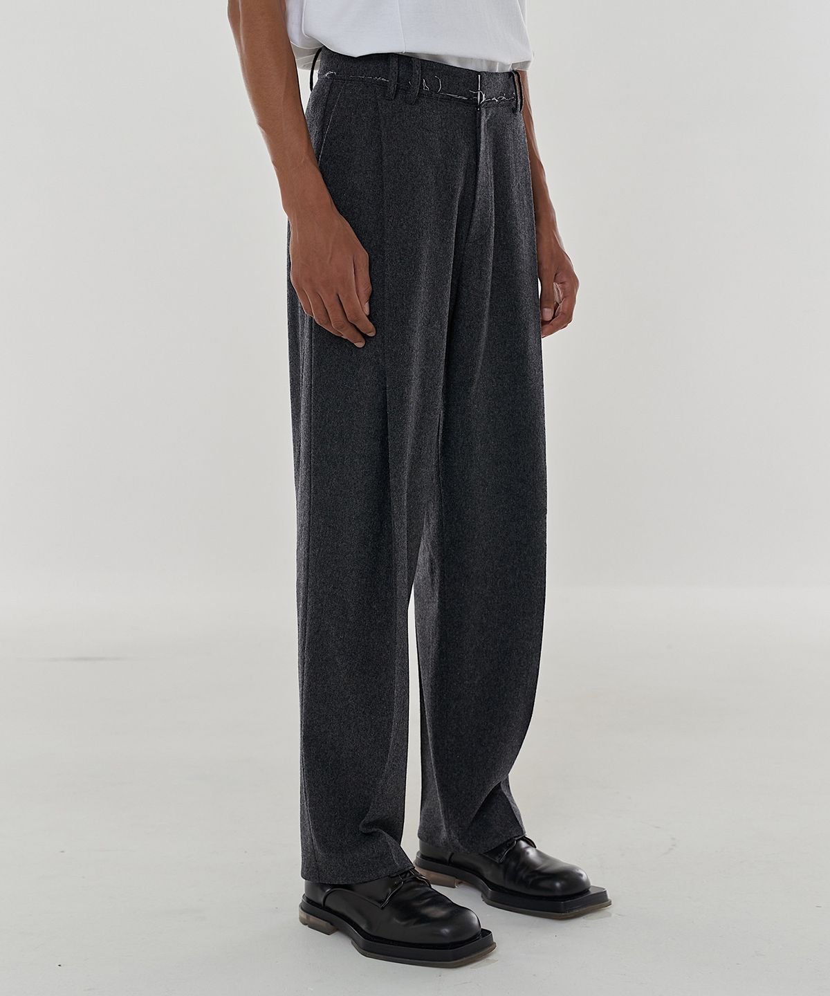 다로(DARO) Cutout Melange Wool Pants in Grey
