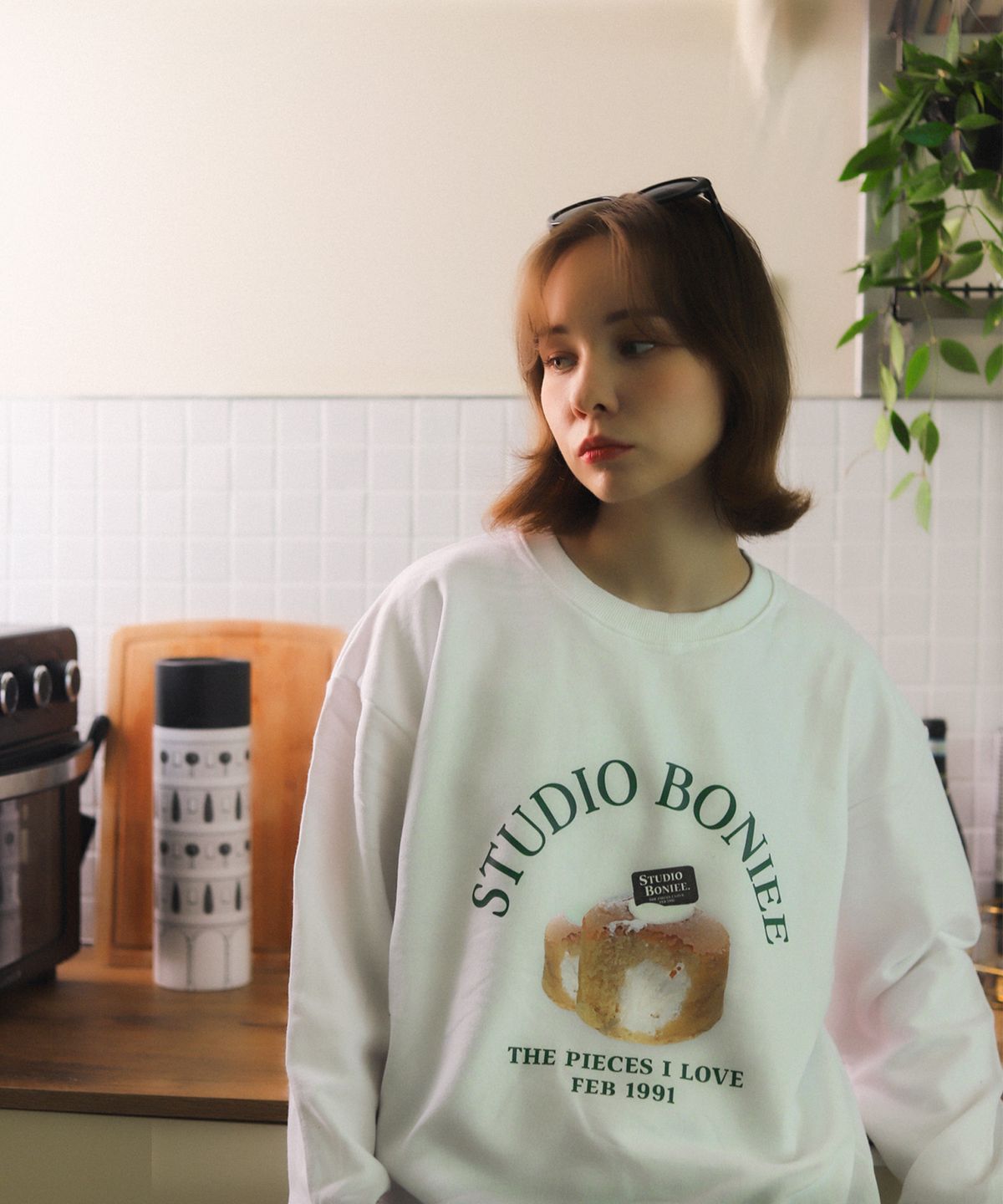 보늬(BONIEE) [기모 선택] 커스타드 콜라주(Custard Collage) 로고 그래픽 오버 맨투맨 화이트