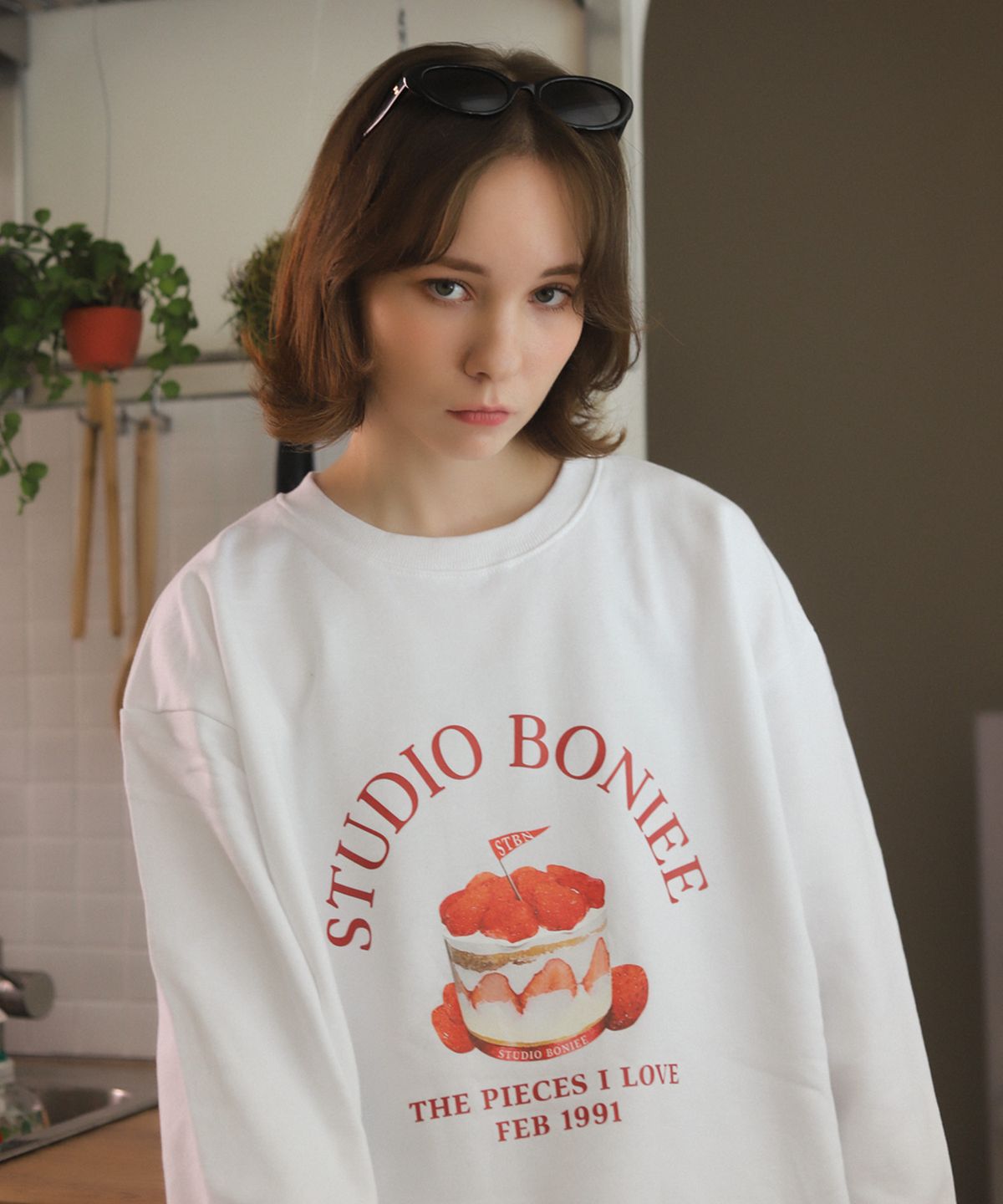 보늬(BONIEE) [기모 선택] 스트로베리 케이크 콜라주(Strawberry cake collage) 로고 그래픽 오버 맨투맨 화이트