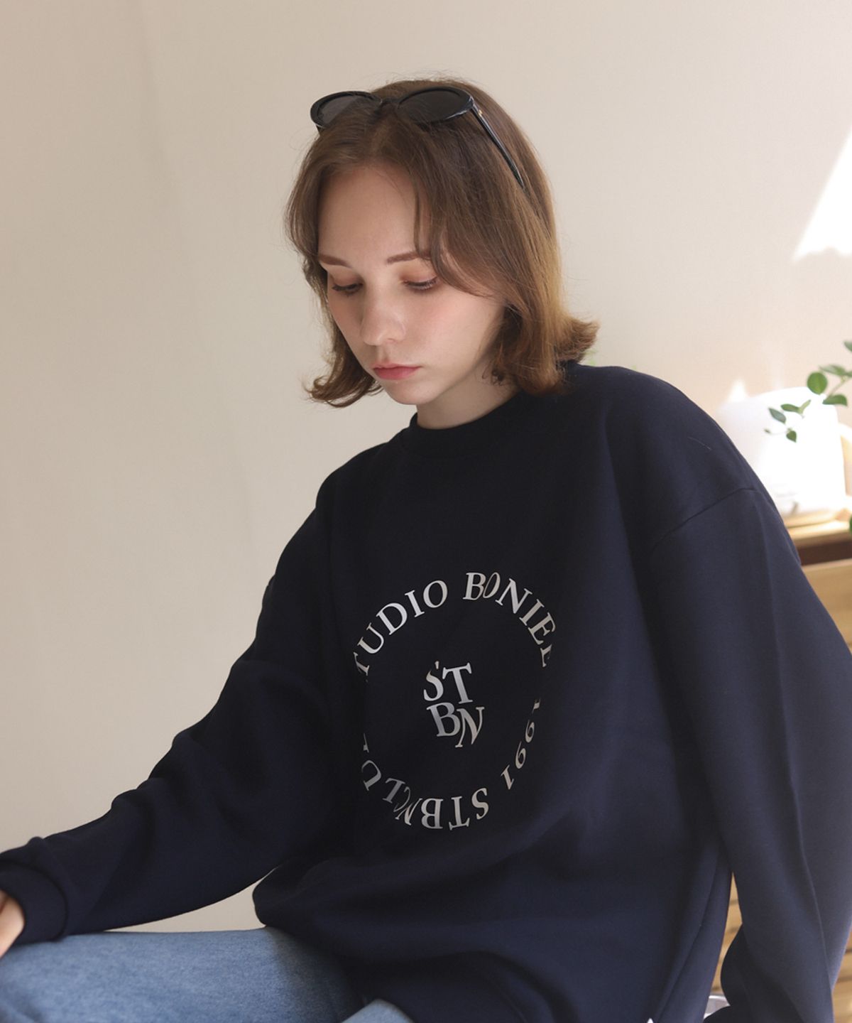 보늬(BONIEE) [기모 선택] 써클 라운드 타이포(Circle Round Typo) 그래픽 로고 그래픽 오버 맨투맨 네이비