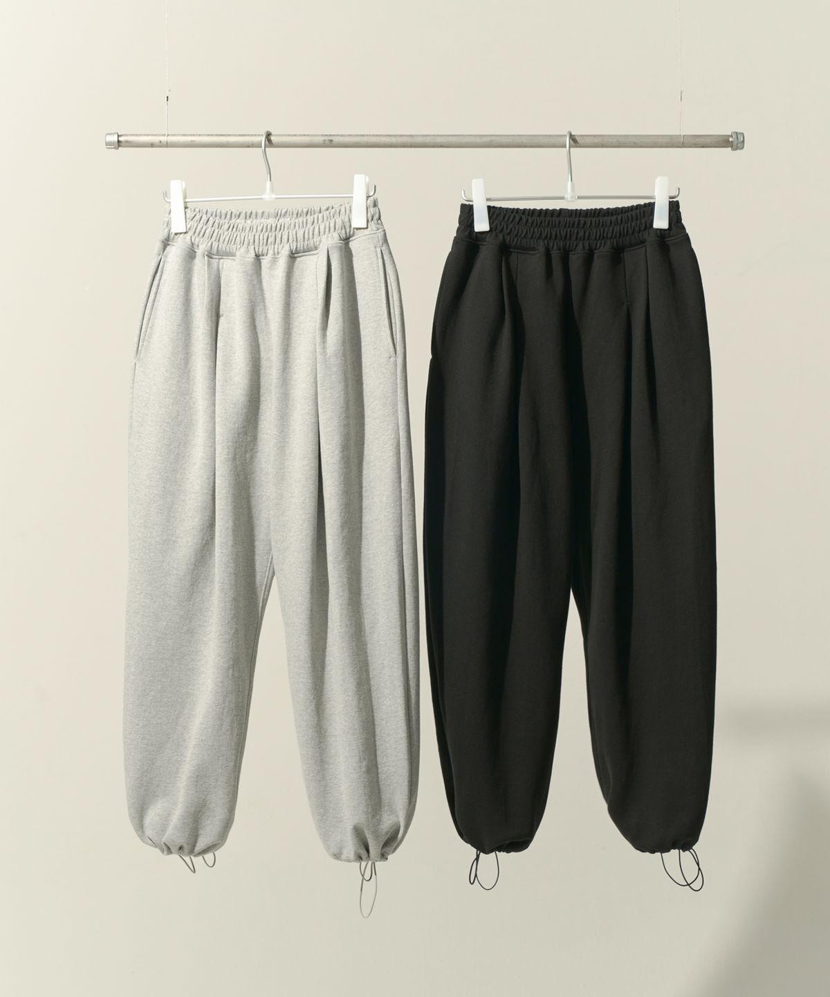 제로(XERO) Deep Two Tuck String Sweat Pants [2 Colors]