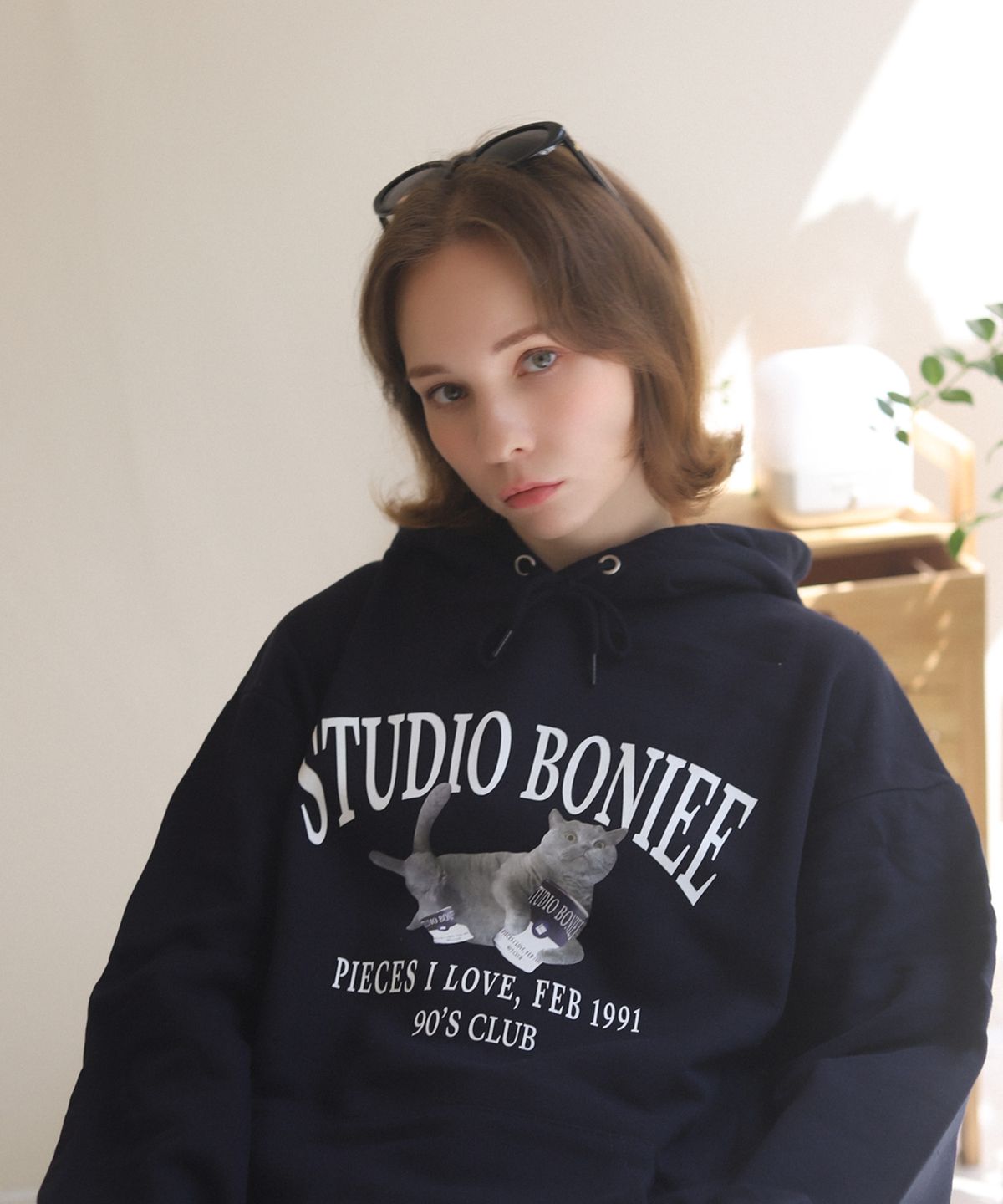 보늬(BONIEE) [기모 선택] 플라잉 브리티쉬 캣(Flying British Cat) 고양이 그래픽 로고 그래픽 오버 후드티 네이비